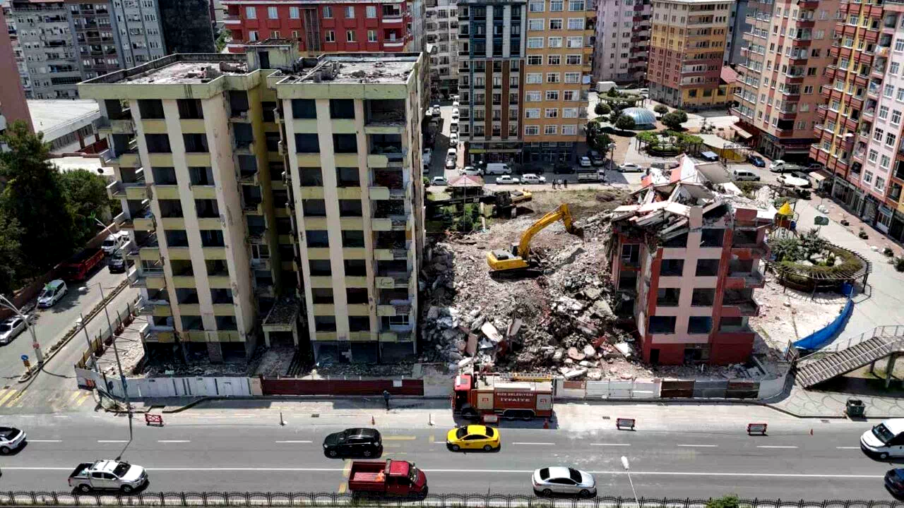 Rize’deki riskli 2 binanın yıkımı sürüyor