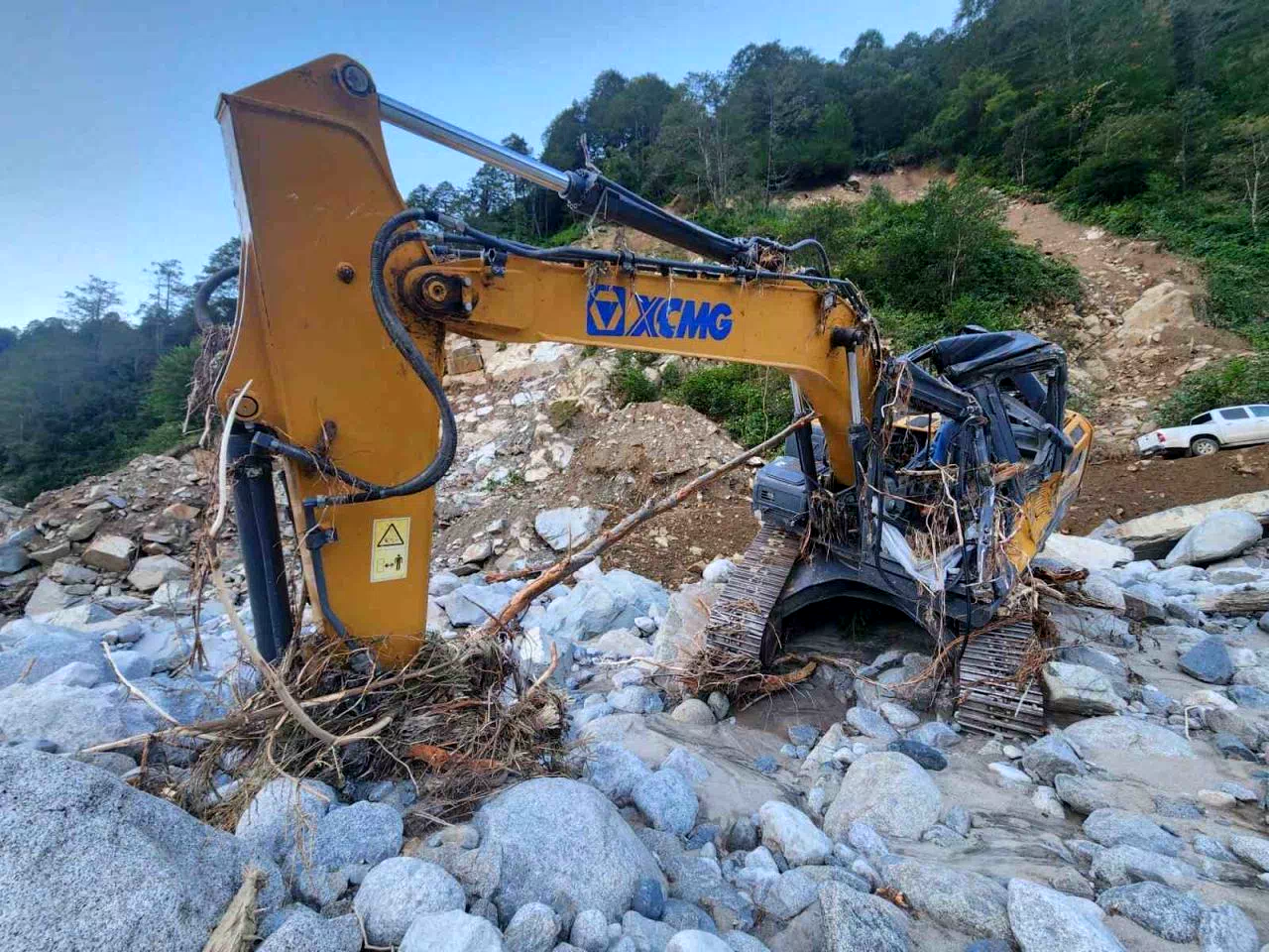 Rize’deki sel ve heyelanlar sonrası 4 gündür yolu kapalı olan Deremezra Köyü’ne ulaşım sağlandı