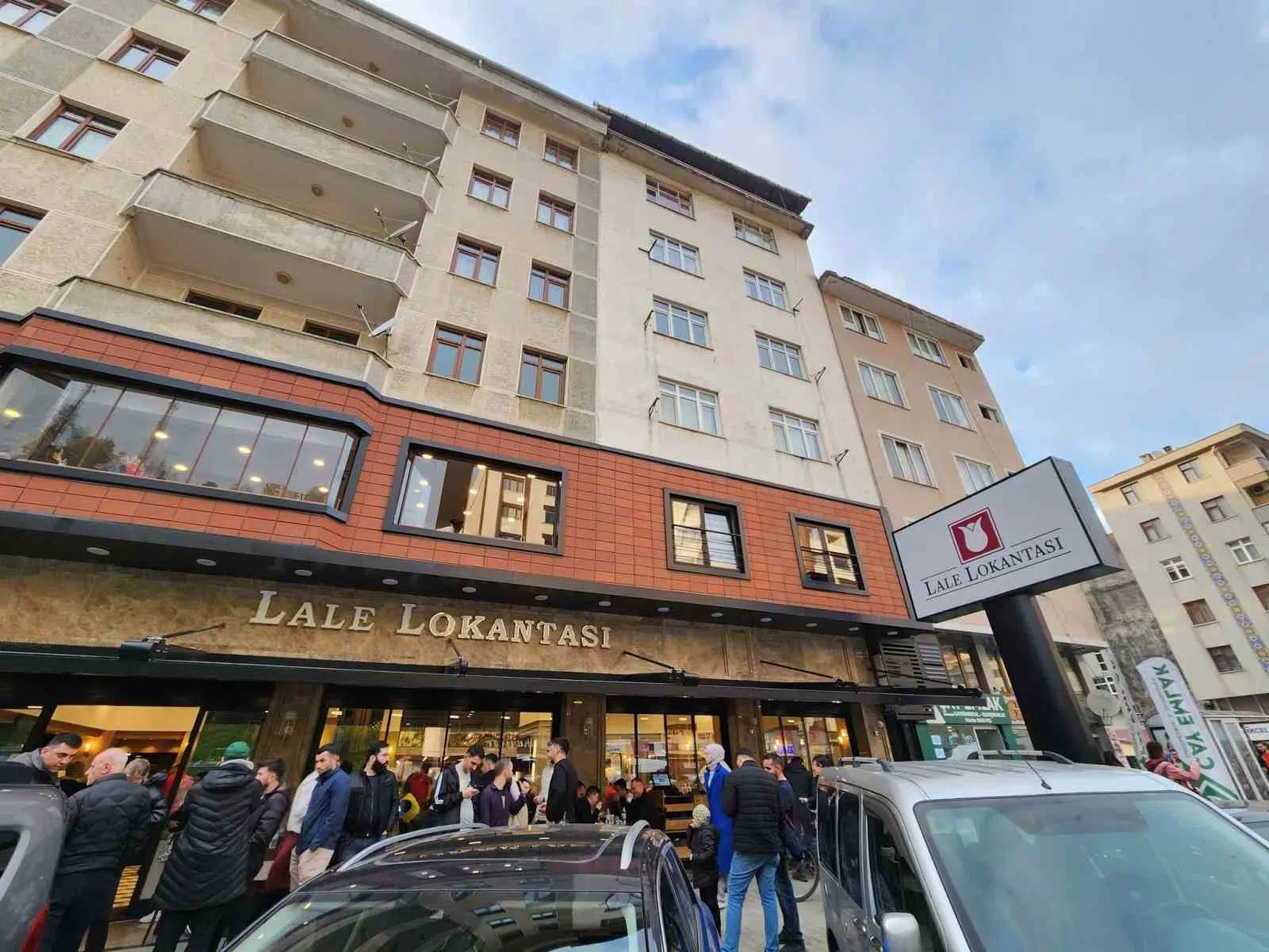 Rize’nin Çayeli ilçesinde kuru fasulyesi ile ünlü Lale Lokantası’nın ismi “Lale 1973” olarak değişti.