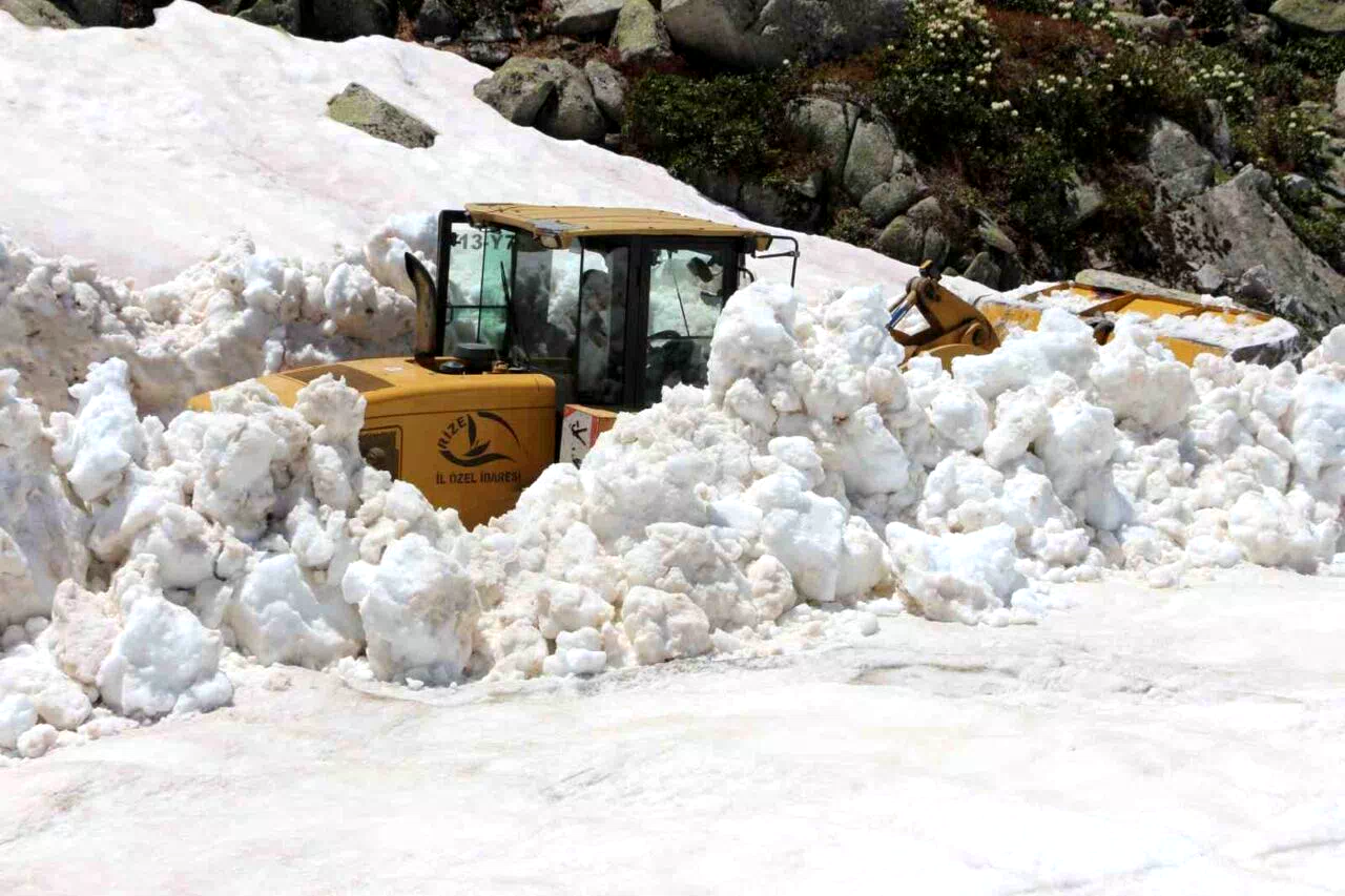 Rize yaylalarında hummalı kar temizliği