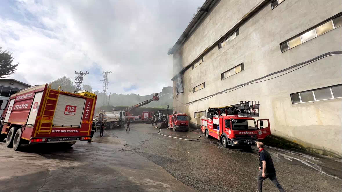 Rize’de çay fabrikasının ambalaj deposunda yangın