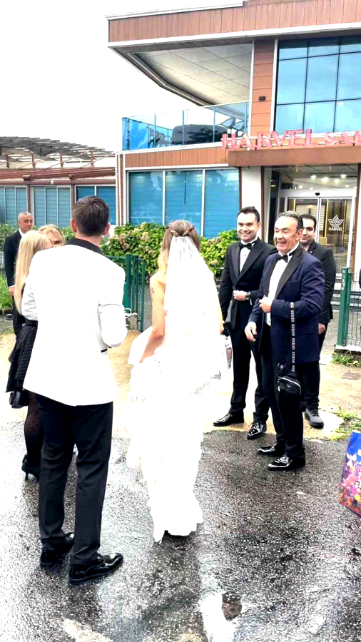 Rize’de gelin damat şehir içi minibüsle düğün salonuna gitti