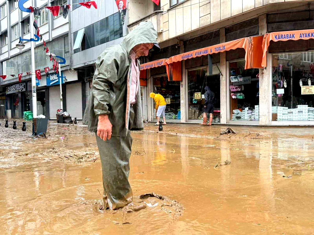 Rize’de Pazar ilçesinde sel suları çekiliyor, iş yerlerinde temizlik çalışmaları başladı