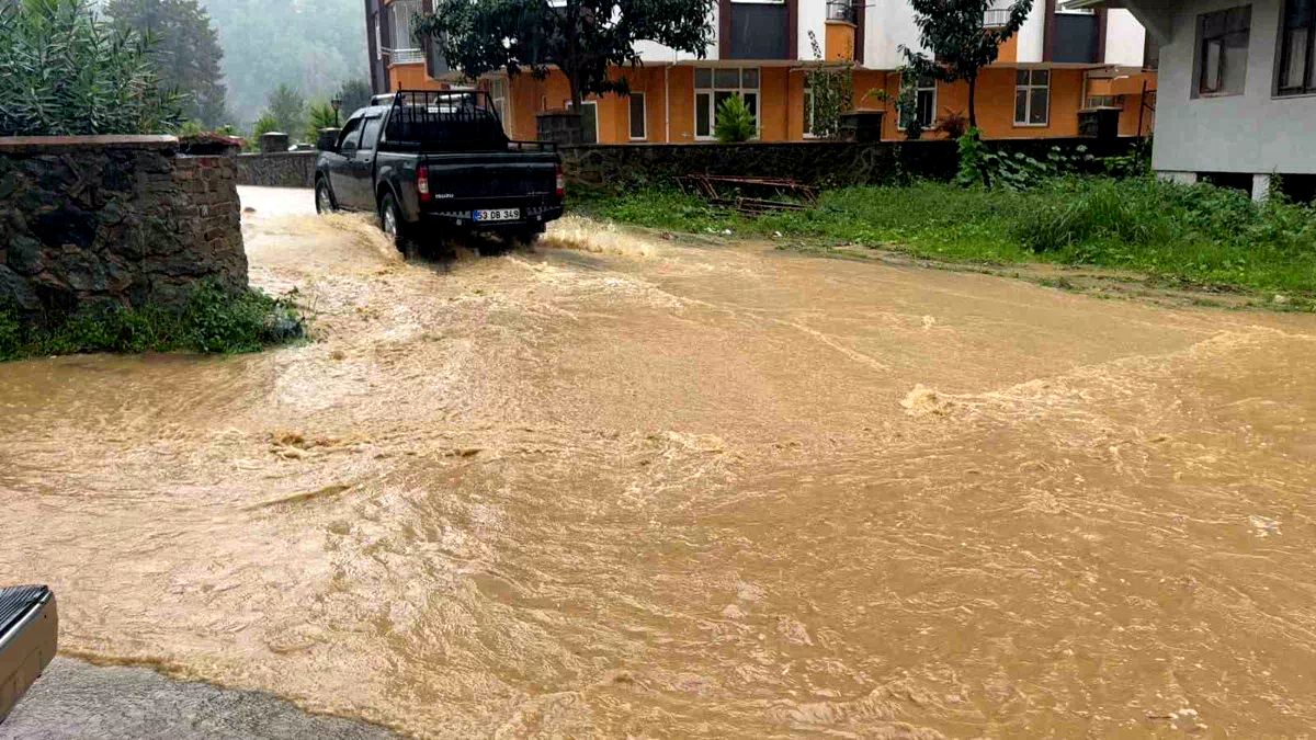 Rize’de şiddetli yağış etkili oluyor