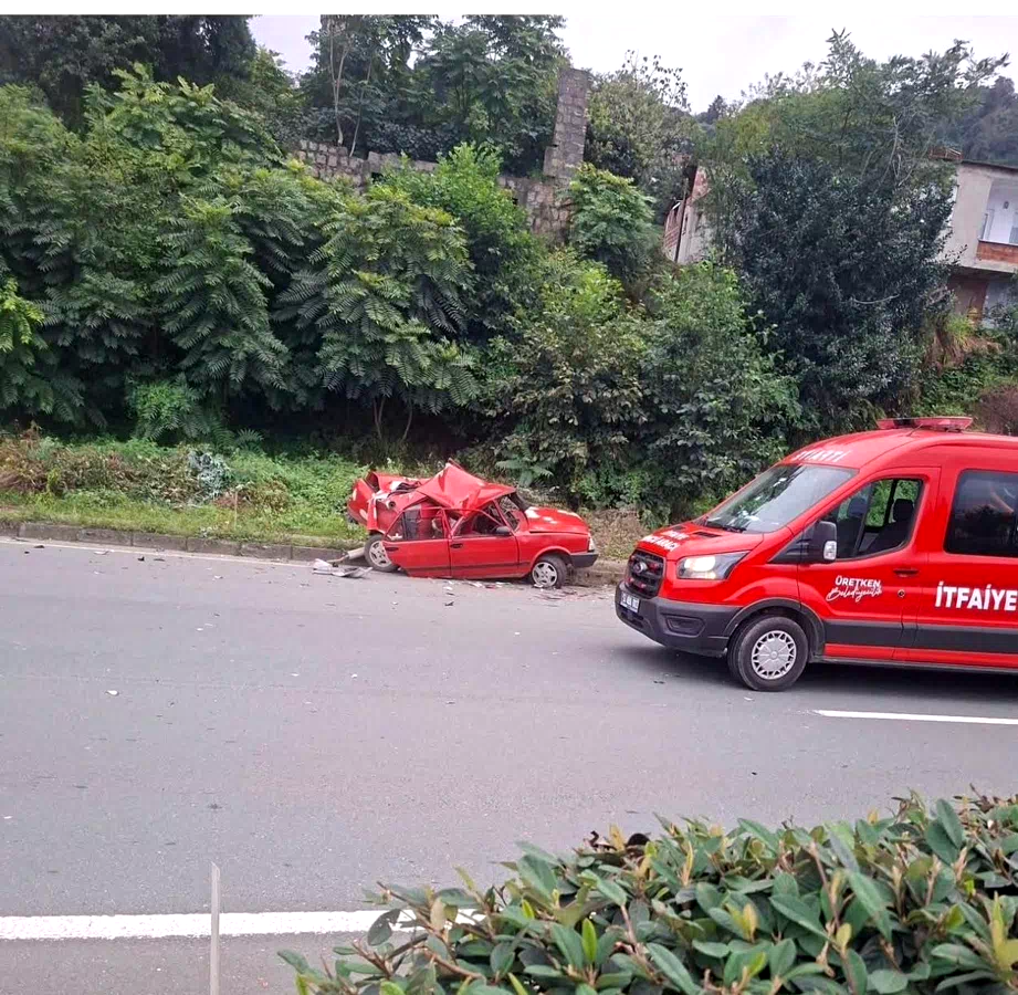 Rize’de tır arızalanan otomobile çarptı: 1’i ağır 2 yaralı