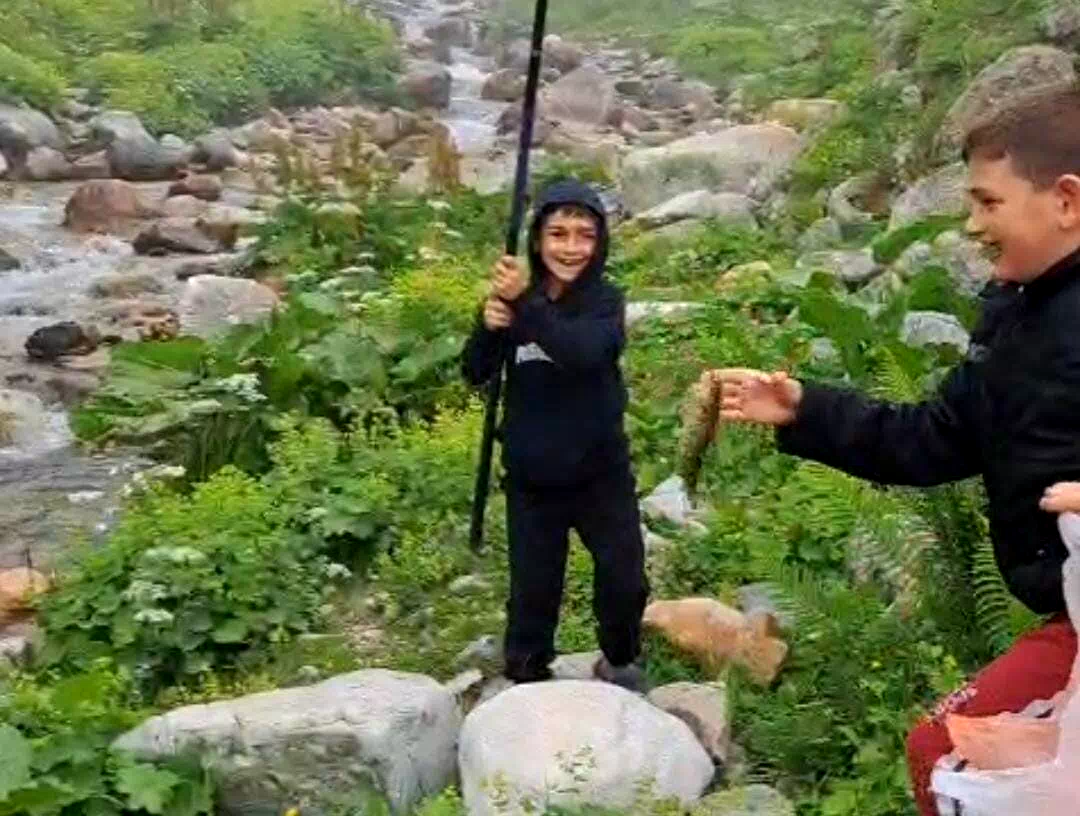 Rizeli miniklerin görülmeye değer ilk balık tutma mutluluğu