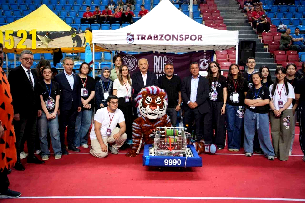 Robotlar spor salonunda yarıştı