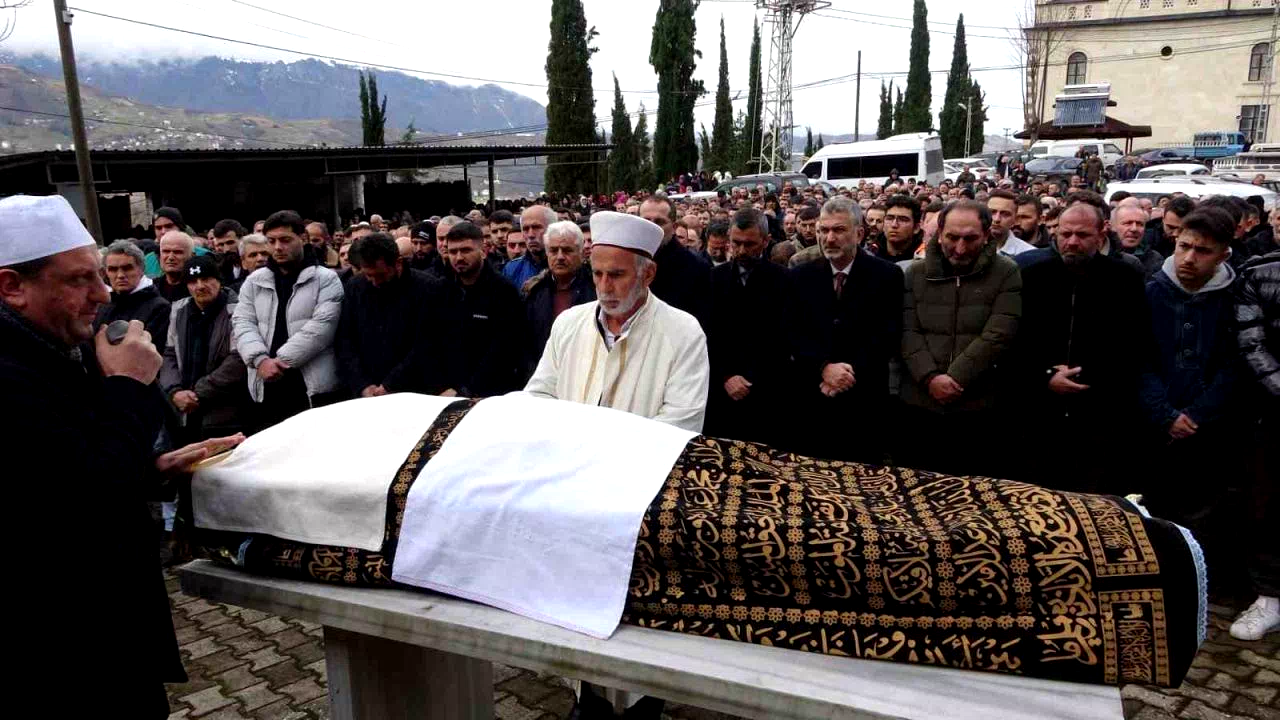Saç ekimi için gittiği estetik merkezinde fenalaşarak hayatını kaybeden şahıs son yolculuğuna uğurlandı