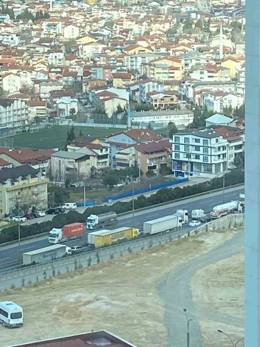 Saç Rulosu Taşıyan Tırın Dorsesi Yolda Bölündü, Trafikte Yoğunluk Oluştu.