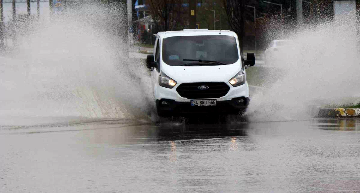Sağanak sonrası toprak kayması: Erzincan-Sivas yolu kapandı