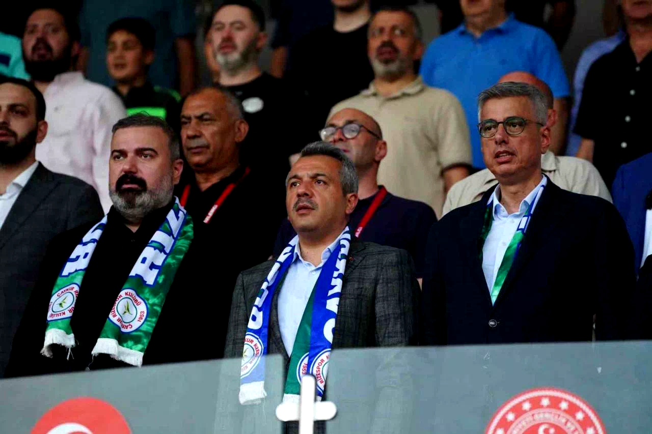 Sağlık Bakanı Kemal Memişoğlu, Çaykur Rizespor – Göztepe maçını trübünden izledi