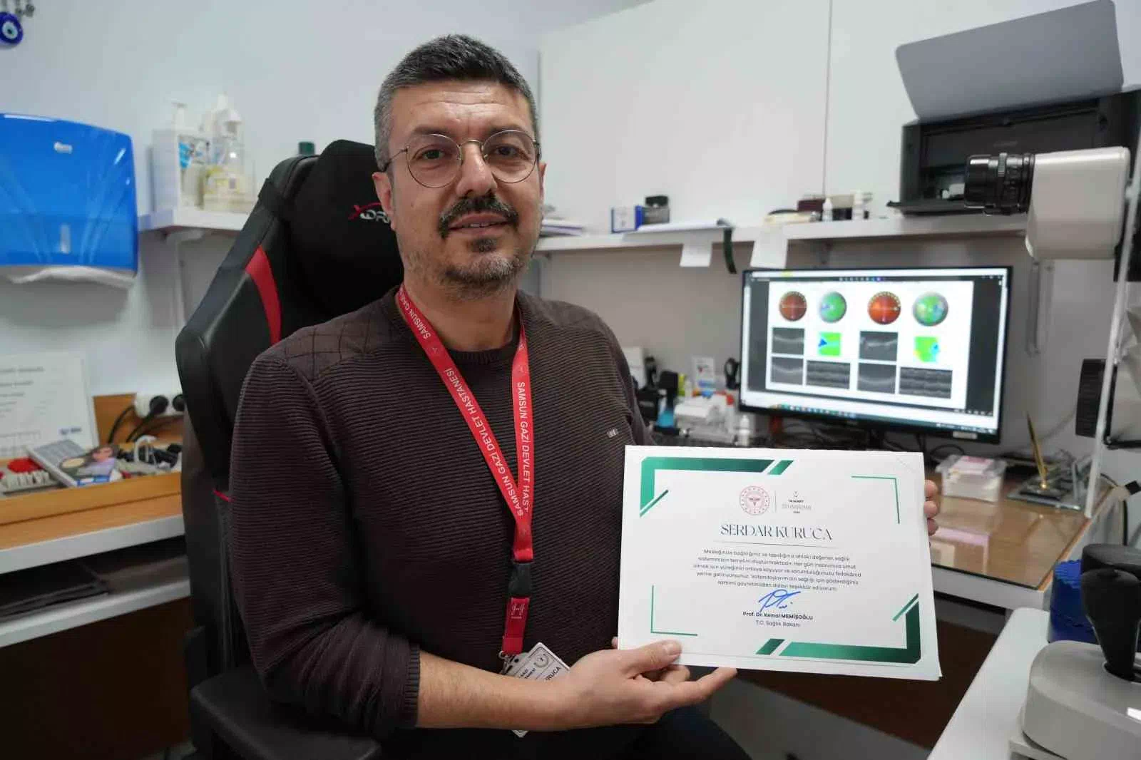 SAĞLIK BAKANI KEMAL MEMİŞOĞLU, SAMSUN’DAKİ GÖZ DOKTORUNA TEŞEKKÜR BELGESİ VERDİ.