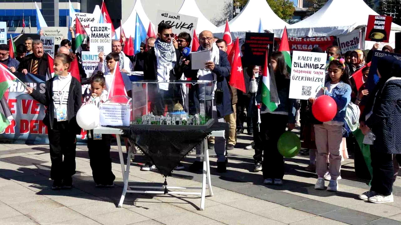 Sağlık çalışanları Gazze için 100. haftada sessiz yürüyüşlerini sürdürdü
