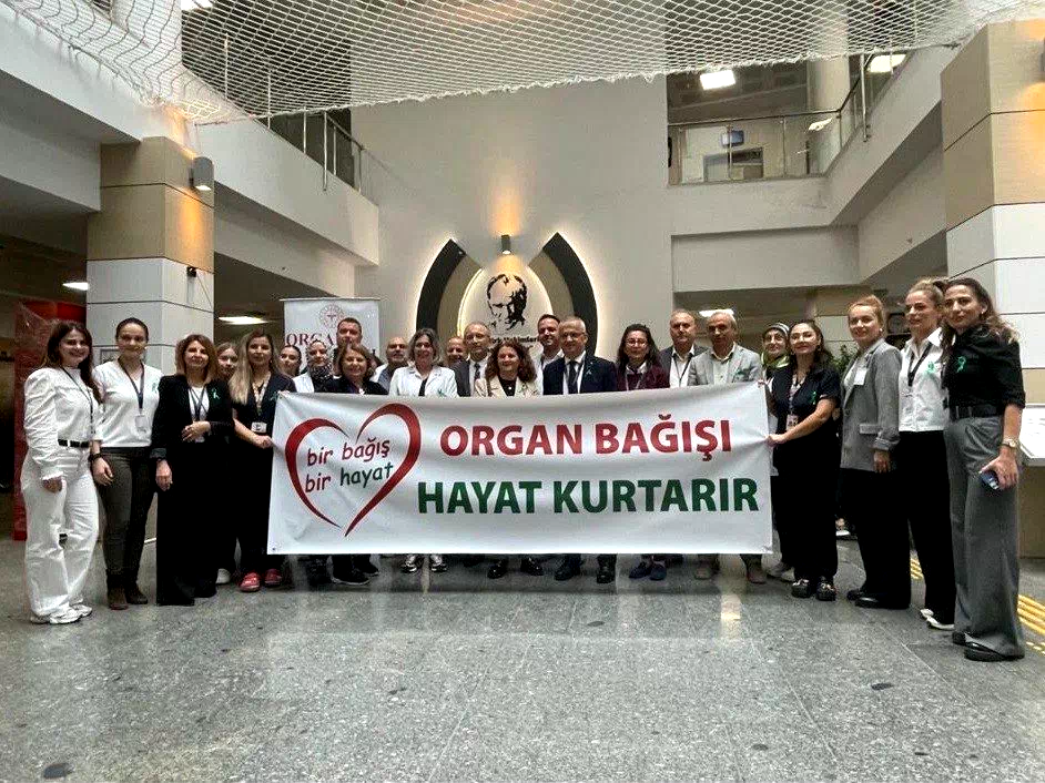Sağlık çalışanları organ bağışının önemine dikkat çekmek için yeşil kurdele taktı