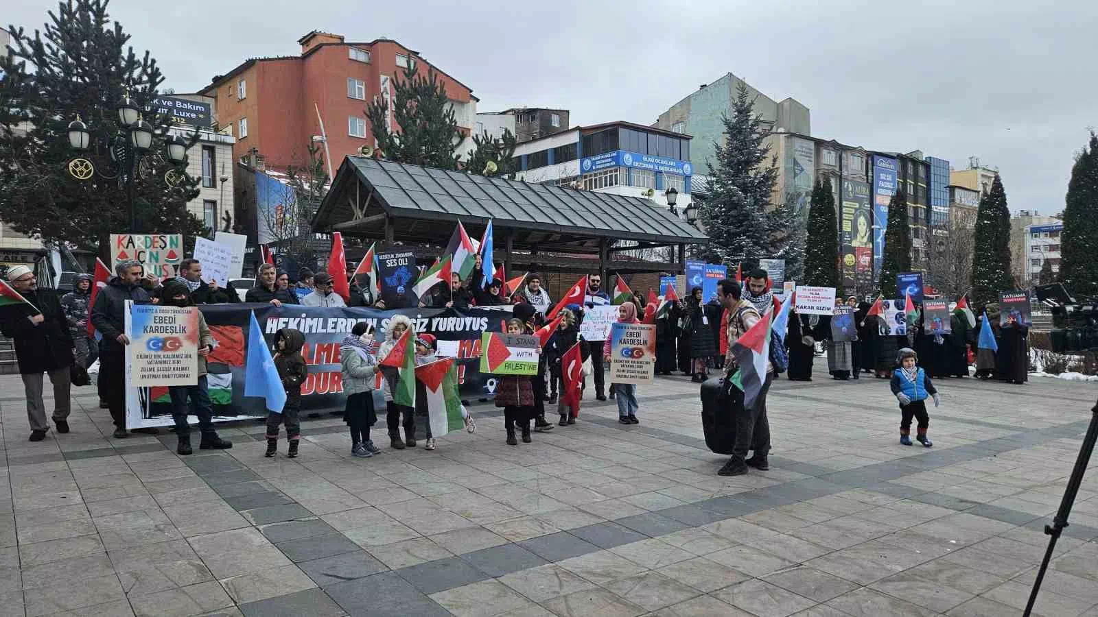 SAĞLIK ÇALIŞANLARINDAN GAZZE PROTESTOSU: İSRAİL’İ KINADILAR