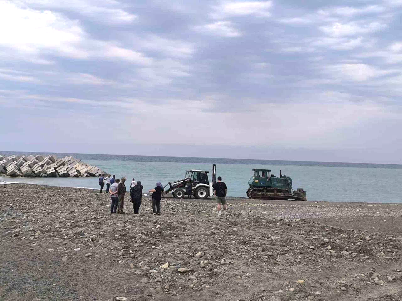 Sahilde güneşlenen kadını ezerek ölümüne sebep olan iş makinesi operatörü tahliye edildi