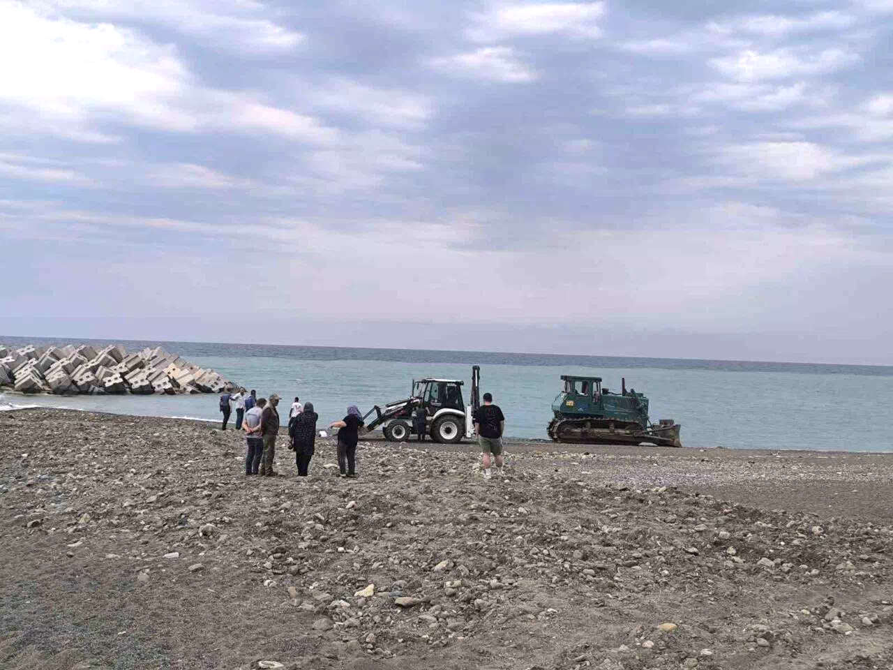 Sahilde güneşlenen kadını ezerek ölümüne sebep olan iş makinesinin operatörü tutuklandı