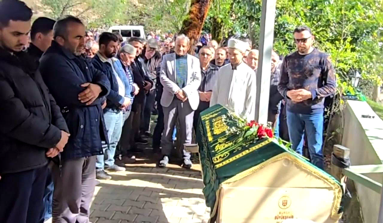 Sahnede kalp krizi geçiren Giresunlu sanatçı son yolculuğuna uğurlandı