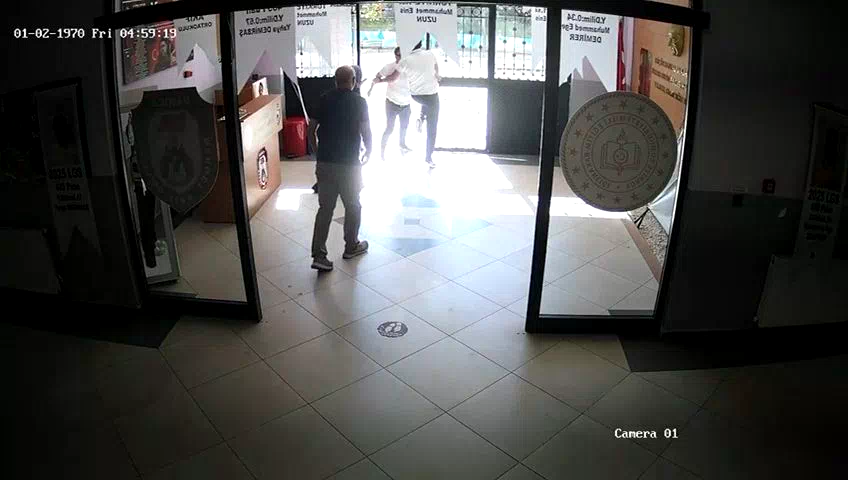 Sahte beyan ile işlem yapmak isteyen veli okul idaresine bıçakla saldırdı