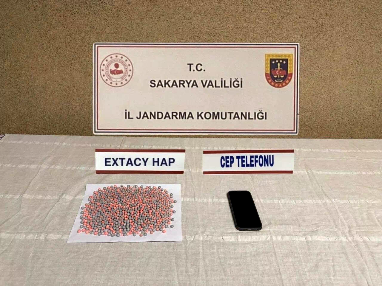Sakarya’da 3 ilçede uyuşturucu operasyonu: Evlerini uyuşturucu imalathanesine çevirmişler