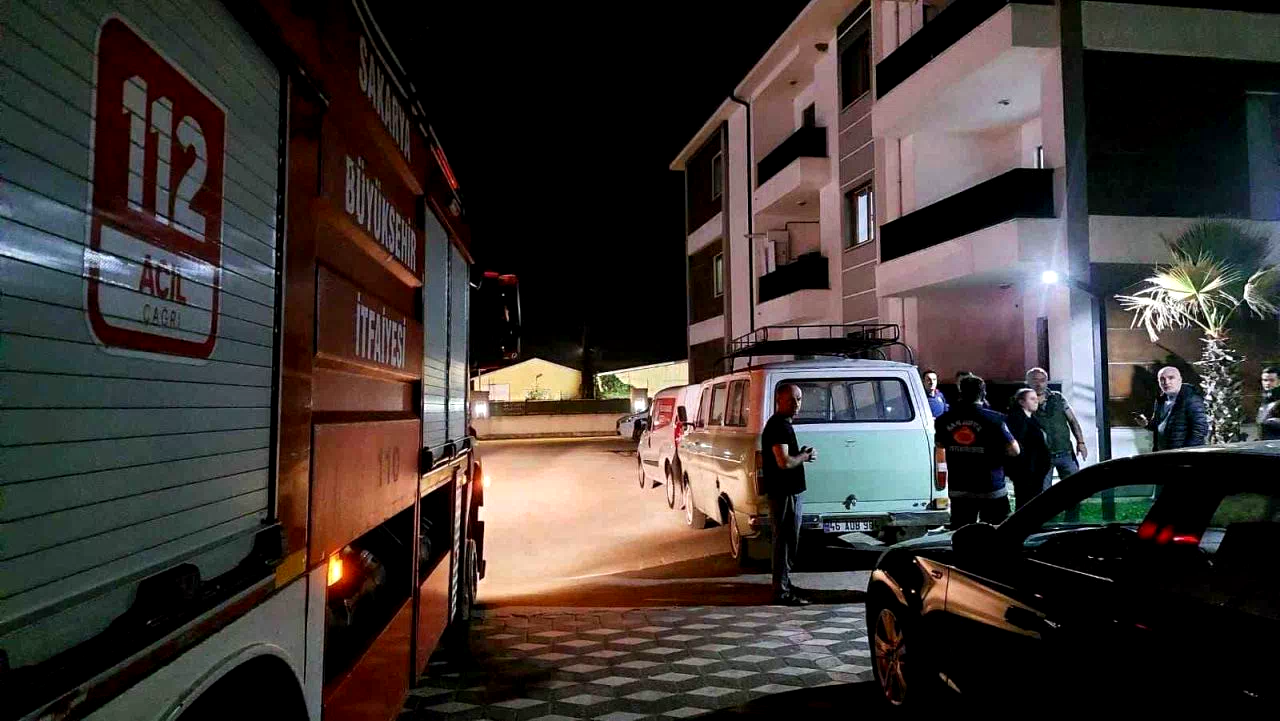 Sakarya’da 4 yaşındaki çocuk evde kilitli kaldı, itfaiye balkondan girdi