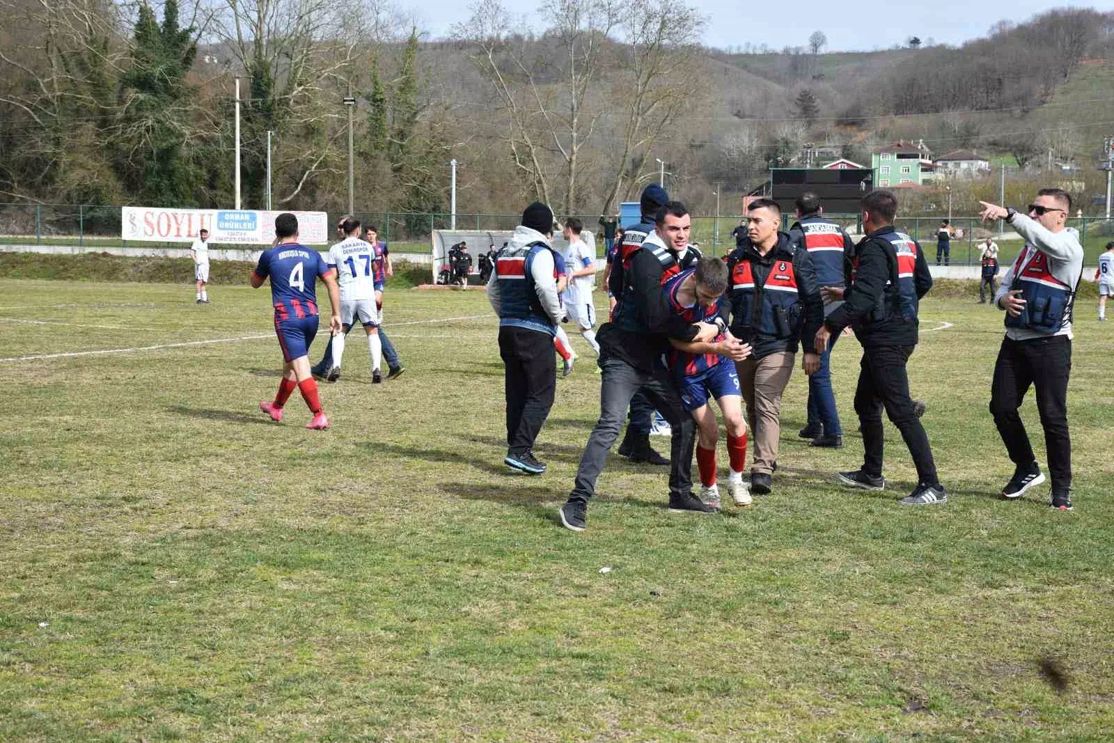 SAKARYA’DA AMATÖR MAÇTA YEŞİL SAHA KAVGA ALANINA DÖNDÜ