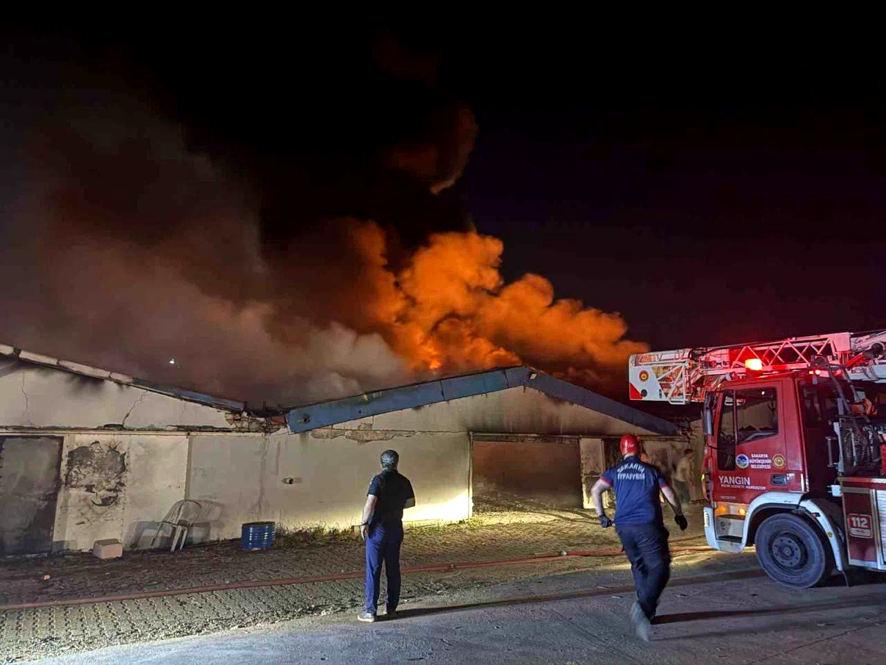 Sakarya’da boya fabrikasında yangın