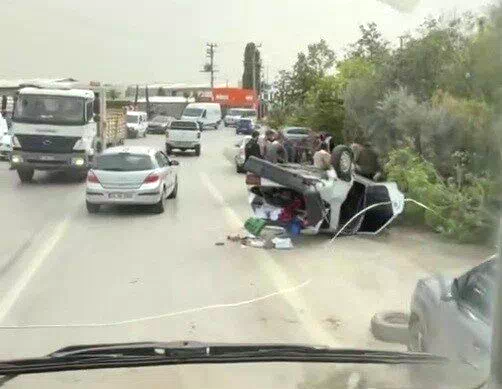 Sakarya’da fidanlıktaki ağaçlı saksılara çarpan otomobil ters döndü: 1 yaralı