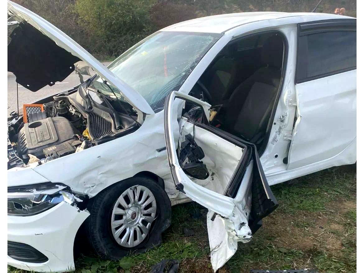 Sakarya’da iki otomobil çarpıştı: 1’i ağır 5 yaralı