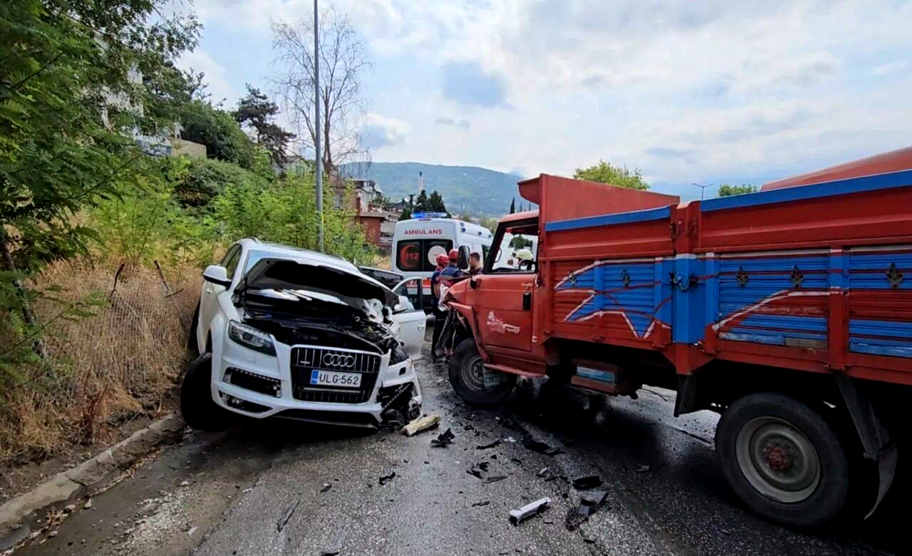 Sakarya’da kamyonet ile cip çarpıştı: 4’ü çocuk 5 yaralı
