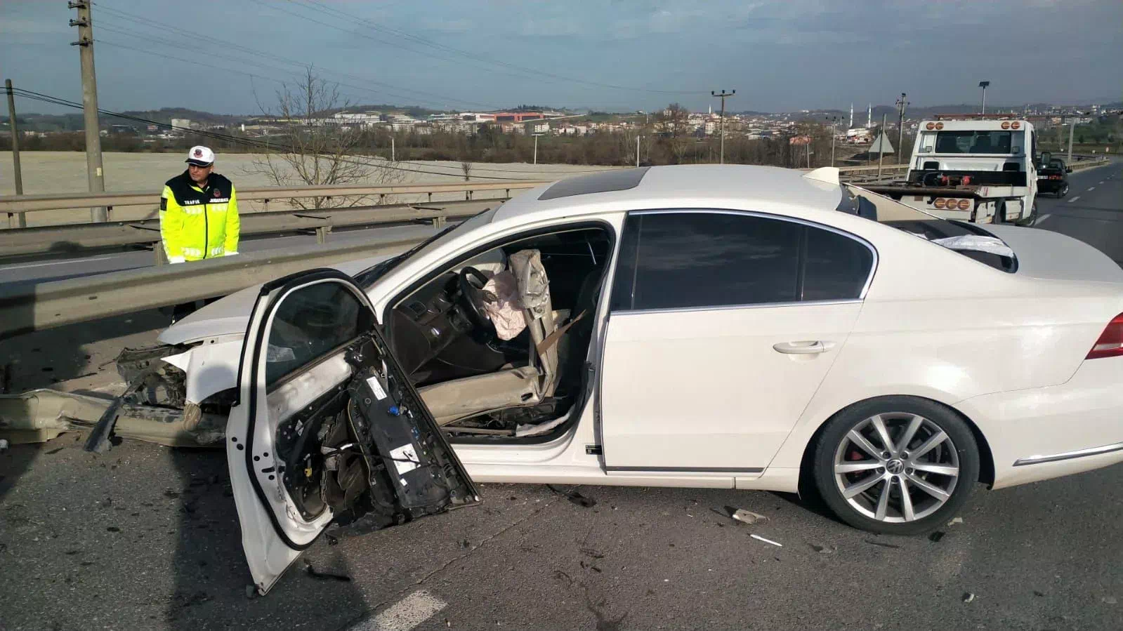 Sakarya’da Korkunç Kaza: Otomobil Bariyere Saplandı, Sürücü Yaralı Kurtuldu.