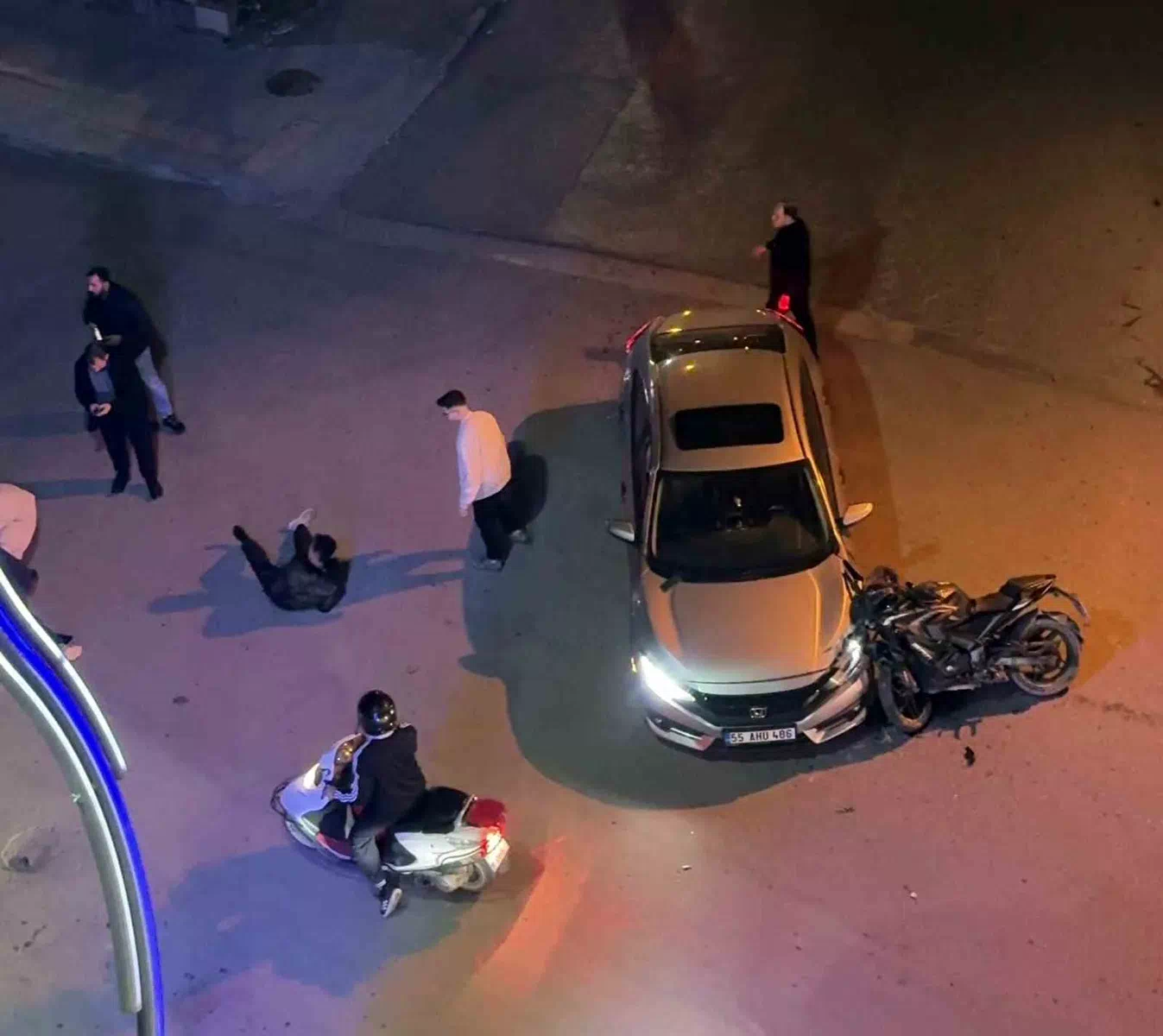 Sakarya’da motosikletin otomobile çarptığı kaza anı güvenlik kamerasında kaydedildi.
