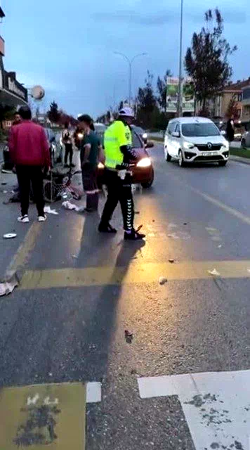 Sakarya’da otomobil ile motorlu bisiklet çarpıştı: 1 yaralı
