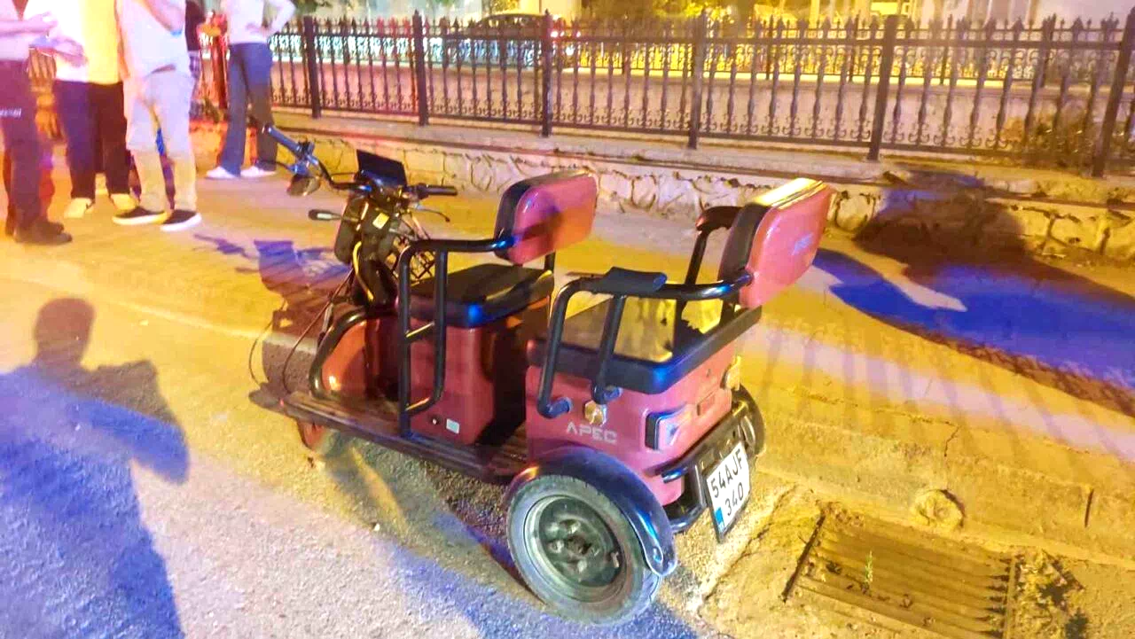 Sakarya’da otomobilin çarptığı elektrikli bisikletteki anne ve kızı yaralandı