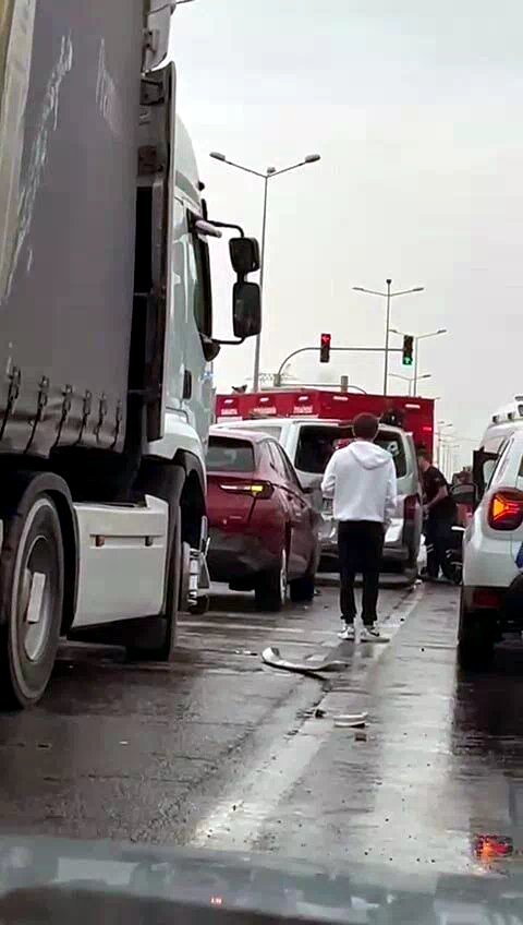 Sakarya’da SUV tarzı araç ile minibüs çarpıştı: 1 yaralı
