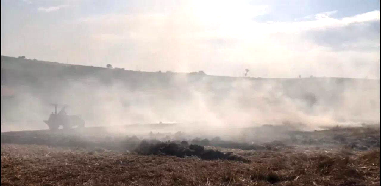 Sakarya’da yangın: 200 saman balyası yandı, çiftçiler traktörleriyle müdahale etti
