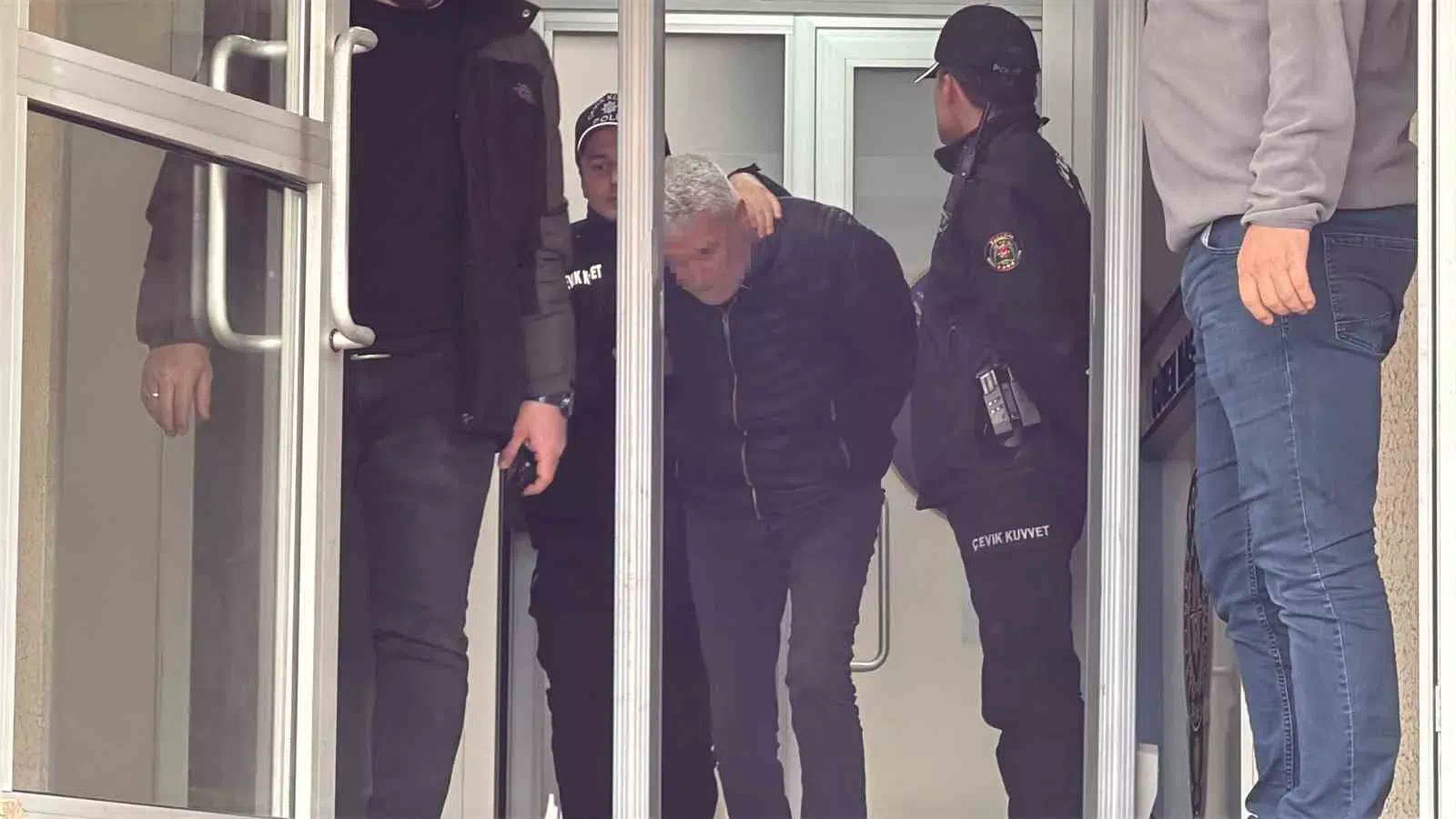 Sakarya’nın Serdivan ilçesinde 5 kişinin hayatını kaybettiği silahlı kavga sonucu 8 kişi tutuklandı
