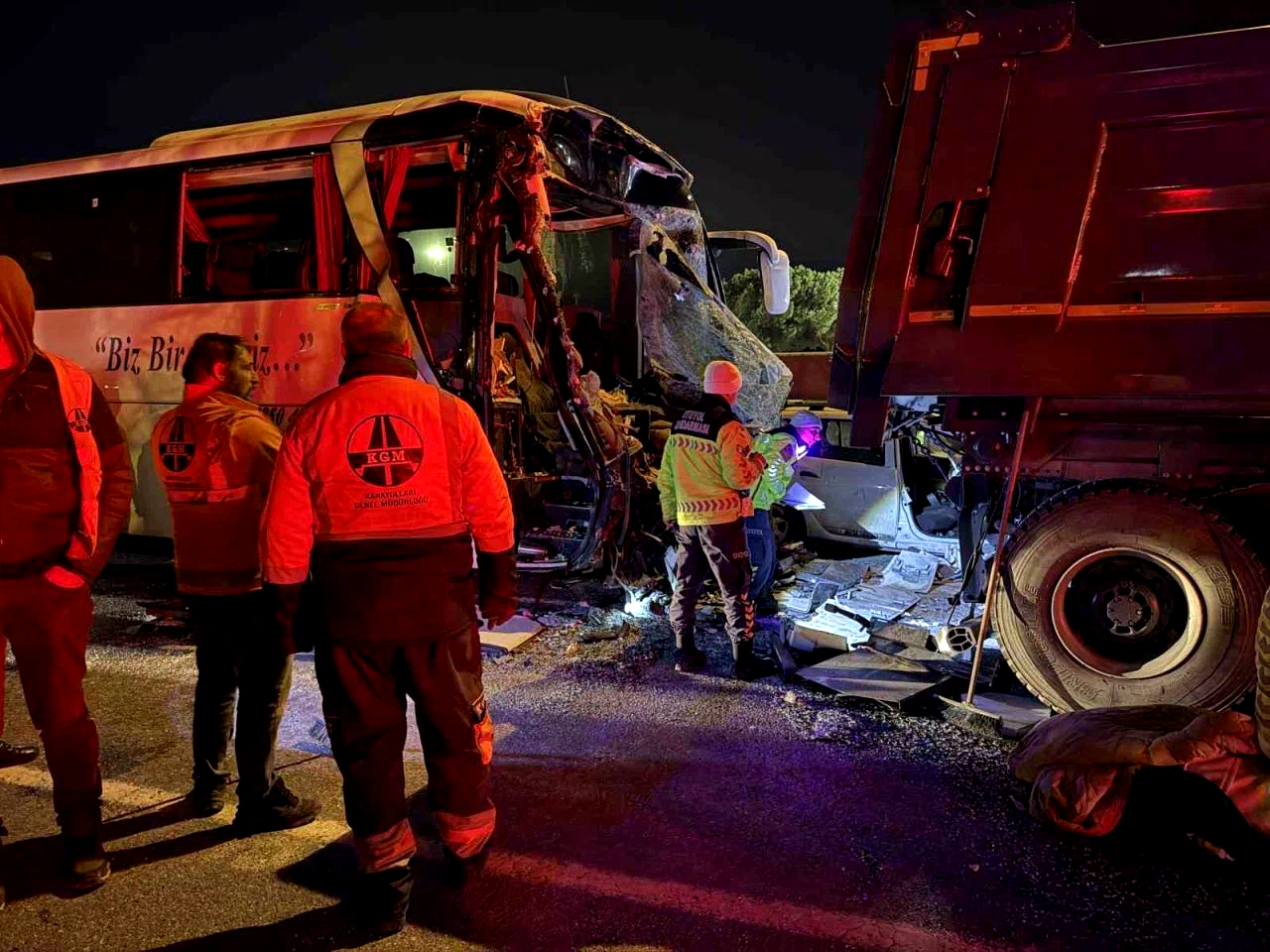 Sakarya TEM Otoyolu’nda feci kaza: 1 ölü, 19 yaralı
