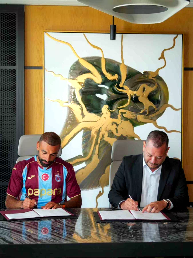 Salah Trabzonspor’a imzayı attı, ayağının tozuyla Trabzonspor reklam filmi çekimine katıldı