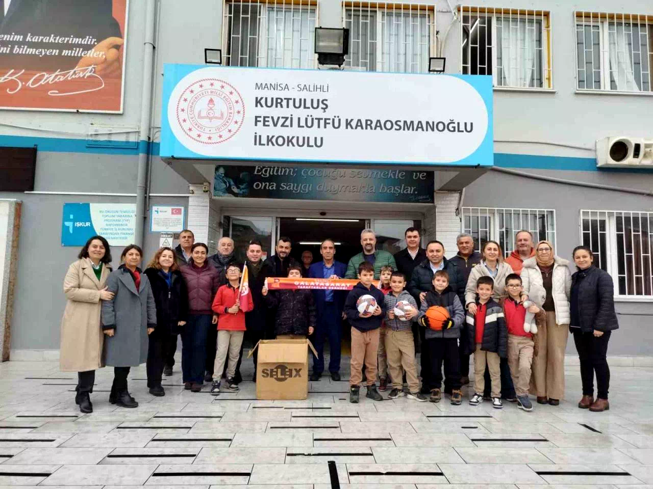 Salihli’de Galatasaraylı taraftarlardan eğitime spor malzemesi desteği