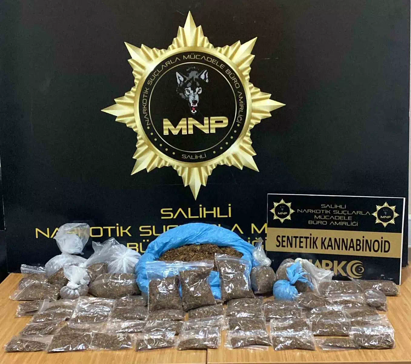 SALİHLİ’DE ZEHİR TACİRLERİNE YÖNELİK OPERASYON: 1 KİLO 150 GRAM BONZAİ ELE GEÇİRİLDİ, 1 KİŞİ TUTUKLANDI.