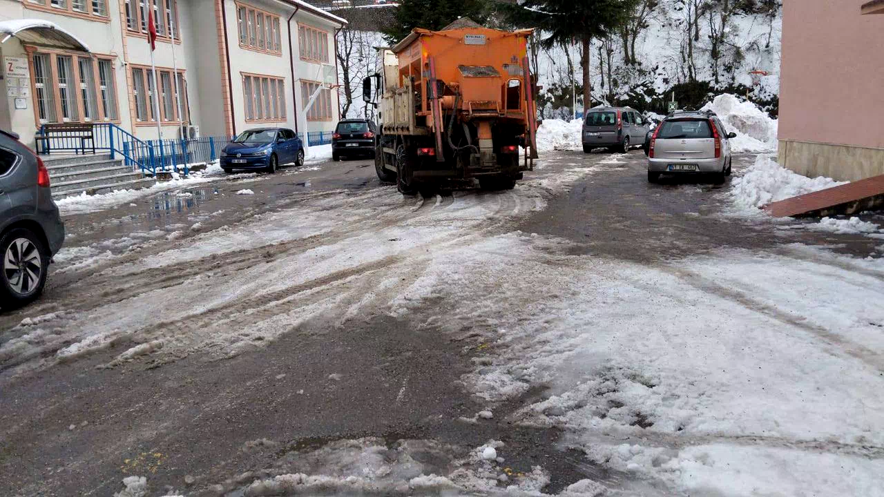 Şalpazarı Belediyesi ilçenin her yerinde7/24 kar mücadelesinde
