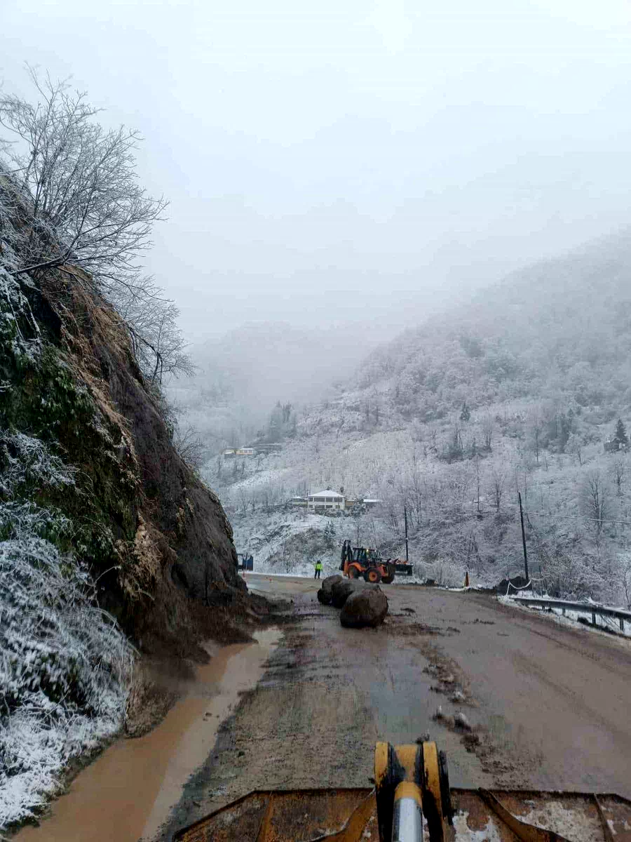 Şalpazarı-Beşikdüzü karayolunda heyelan