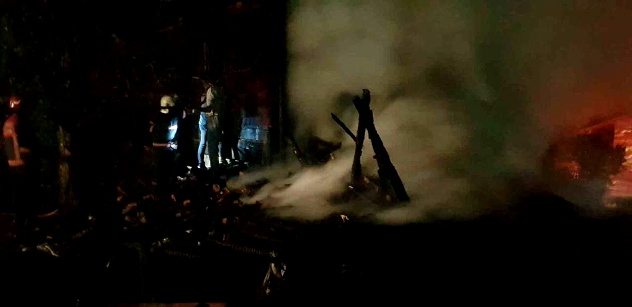 Samanlıkta başlayan yangın ahşap eve sıçradı