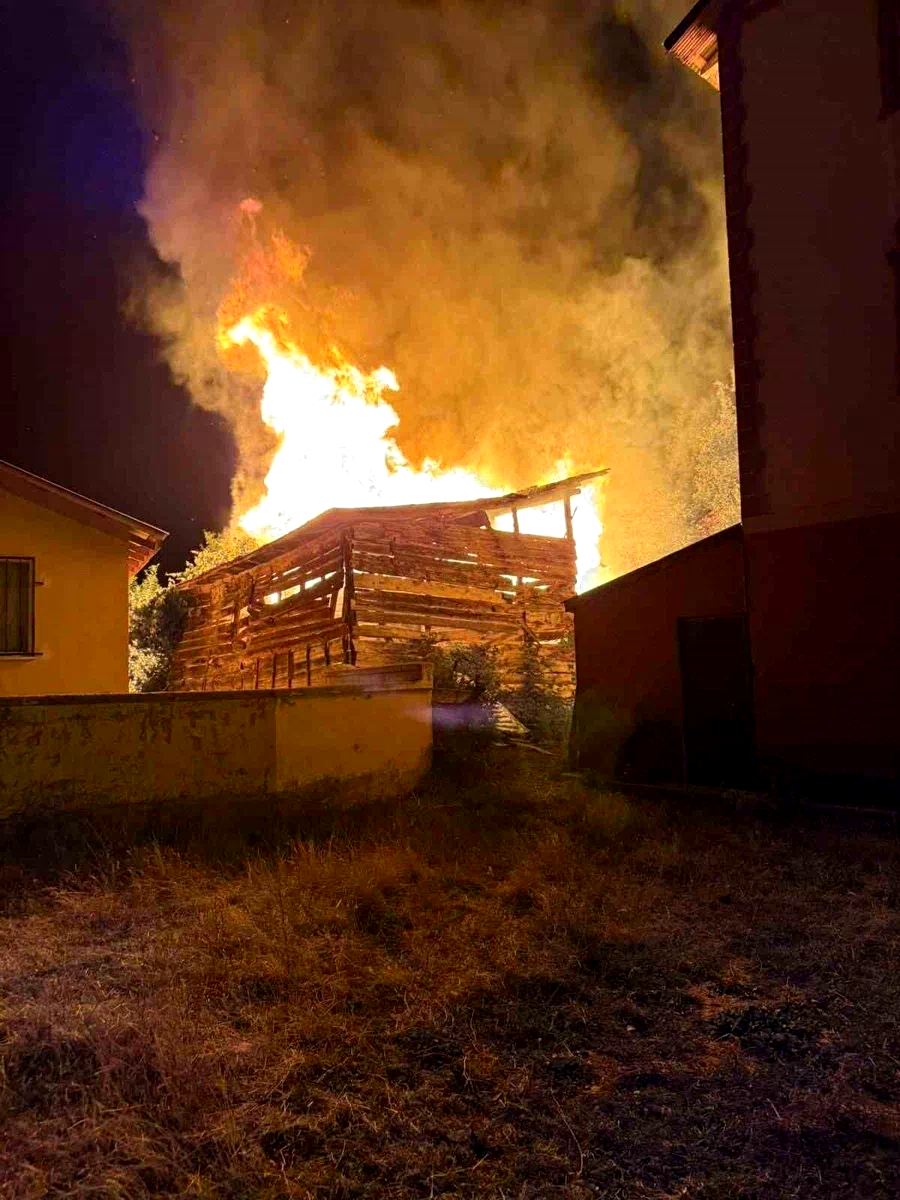 Samanlıkta çıkan yangın 3 eve sıçradı