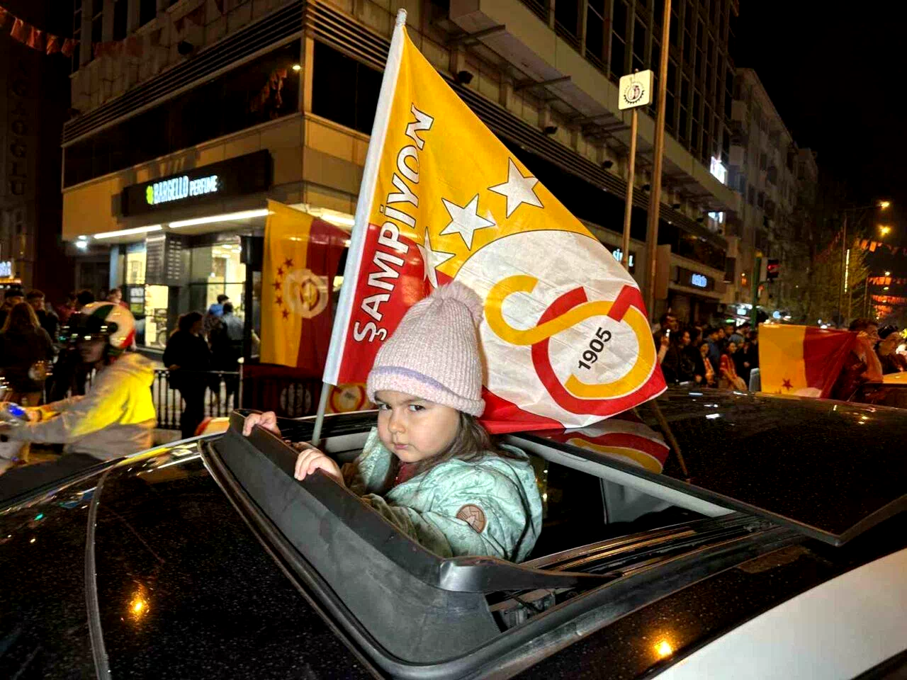 Şampiyonluğu garantileyen sarı-kırmızılılar Uşak’ta şampiyonluk coşkusu yaşadı