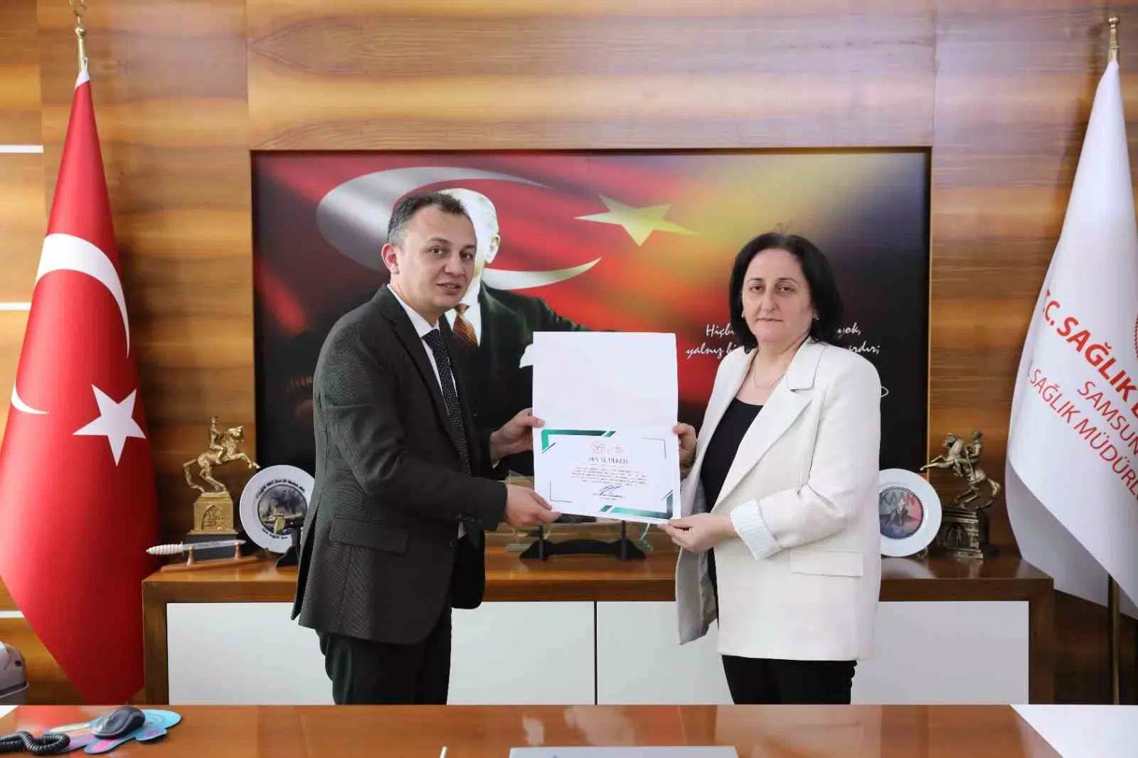 Samsun’da 37 Yıl Hizmet Veren Ebe Seval Peker’e Sağlık Bakanlığı’ndan Teşekkür Belgesi