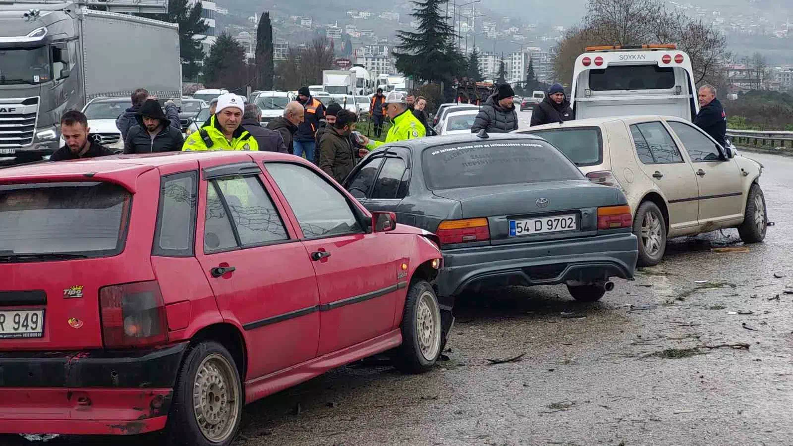 Samsun’da 9 aracın karıştığı zincirleme trafik kazasında yaralanan olmazken, araçlarda büyük çapta maddi hasar meydana geldi.
