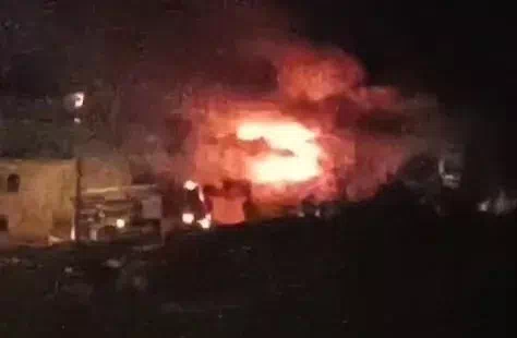 Samsun’da ailesi iftara giden alkollü şahıs evini ateşe verdi.