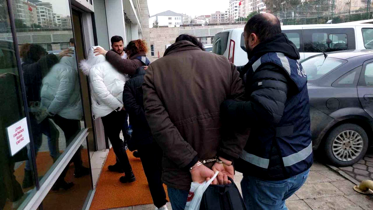 “Samsun’da Sağlık Kurulu Raporlarında Usulsüzlük: 1 Doktor İle 2 Kişiye Ev Hapsi, 6 Kişi Adli Kontrolle Serbest”